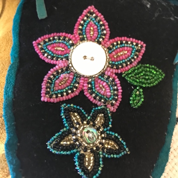 Handmade Moccasins Yukon Indigenous Artist Amanda Leas - Picture 9 of 10